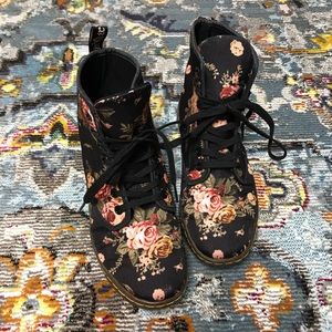 Dr. Marten floral canvas boot. EU 37